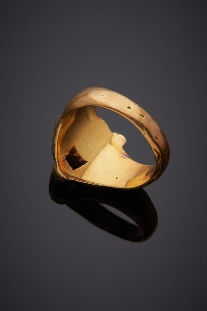  BAGUE «lion» en or jaune (750‰) ciselé, les crocs retenant un diamant taille ancienne...