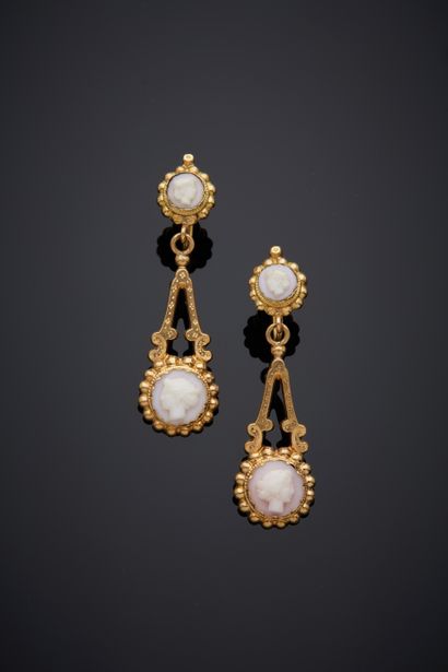 Pair of yellow gold (750‰) openwork, chased,...