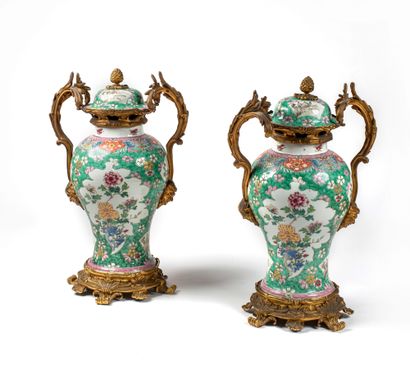 CHINE - EPOQUE KANGXI (1662 - 1722) Paire de vases balustres en porcelaine à décor...