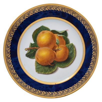 SÈVRES 6 assiettes du service de la duchesse de Berry, décor polychrome de prunes...