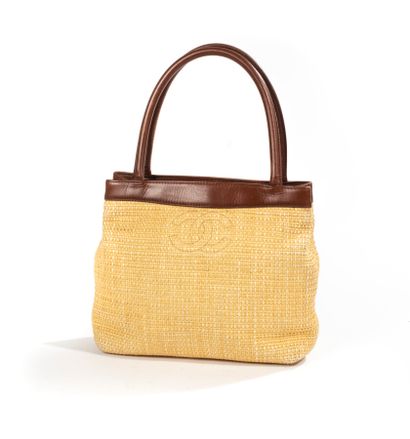 CHANEL 
 
Beach style handbag in leather...