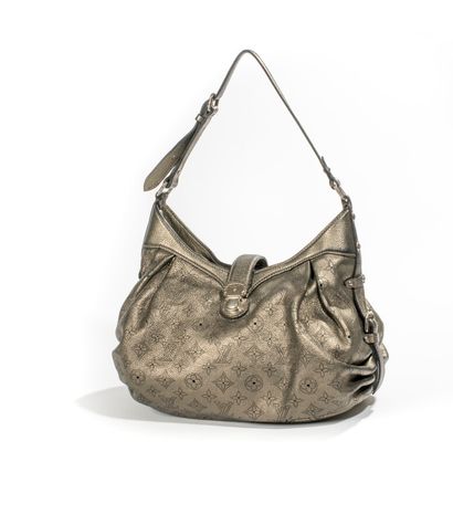  LOUIS VUITTON 
 
Handbag model "XS" in blackened silver mahina leather. 
Silver...
