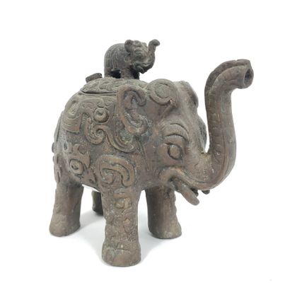 Brûle parfum en bronze en forme d'éléphant,...