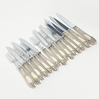  Lot comprenant : 
6 fourchettes et 6 couteaux à dessert en métal argenté 
On joint...