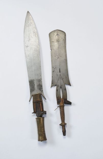 Deux épées courbes (une Fang en l'état),...