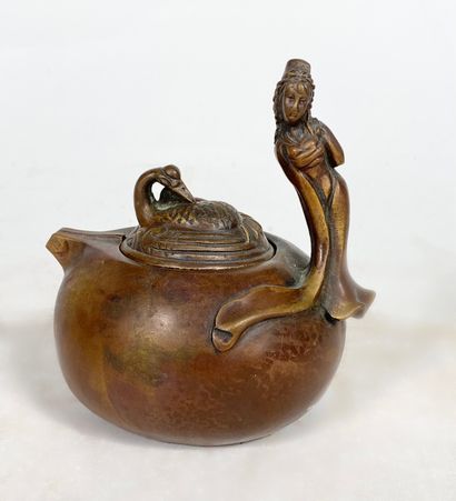 Small teapot in bronze, its catch in the...