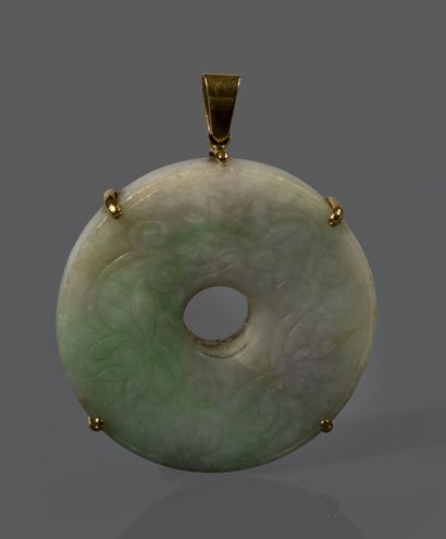 Round jade pendant, with chased decoration...