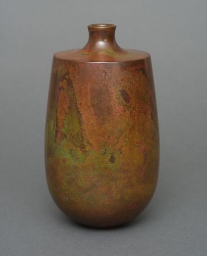 Bronze vase with cylindrical body, flat shoulder...