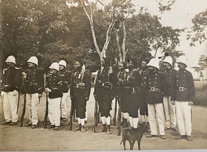  AFRIQUE Ensemble de 15 tirages dont 1 monté sous verre : chasse, troupes coloniales,...