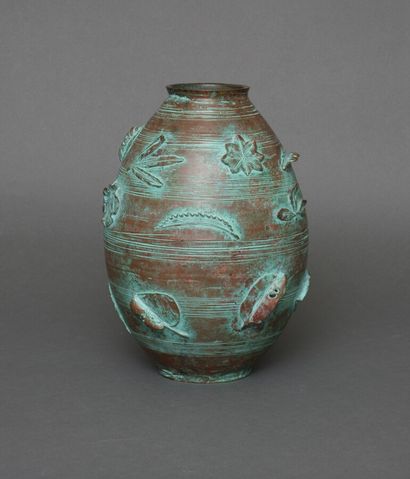Vase en bronze ovoïde de taille moyenne avec...