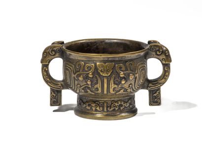 Small bronze pot with archaizing decoration...