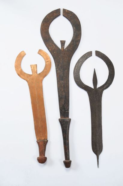 Set of 3 anthropomorphic Ngbaka knives, one...