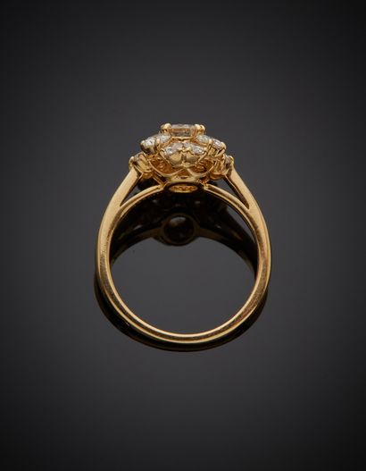 MAUBOUSSIN BAGUE «fleur» en or jaune (750‰) ajouré, serti de diamants taille brillant...