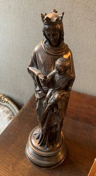  Retour Chambre : Vierge à l'enfant en bronze argenté.