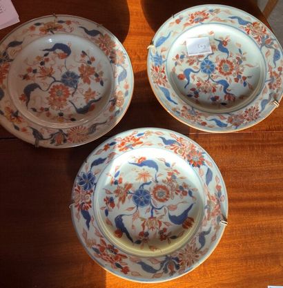 Trois assiettes en porcelaine à décor IMARI floral. Diam : 22 cm