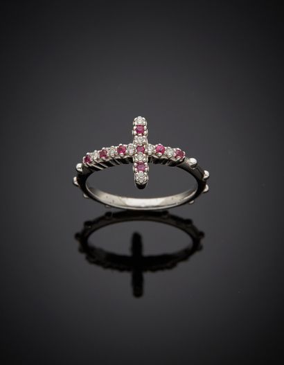  Fine BAGUE «croix» en or gris (750‰) partiellement serti de diamants taille brillant...
