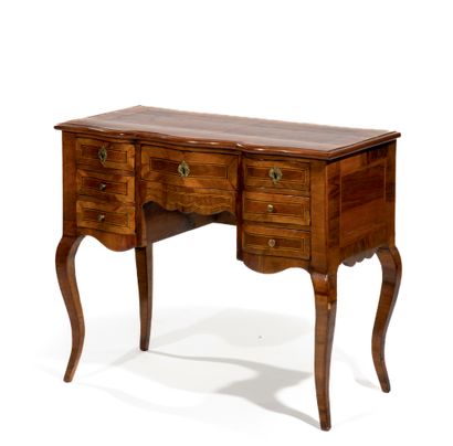 Small lady's desk in veneer with inlaid decoration...