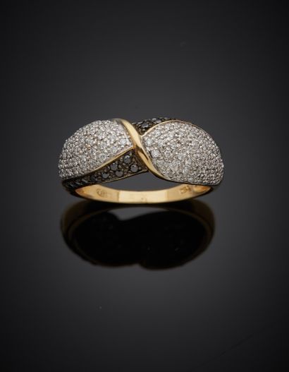  BAGUE «nœud» bombée en or jaune, gris et or noirci (750‰) pavé de diamants blancs...