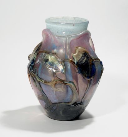 Jean-Claude NOVARO (1943-2015) Vase en pâte de verre à applications de teinte bleue...