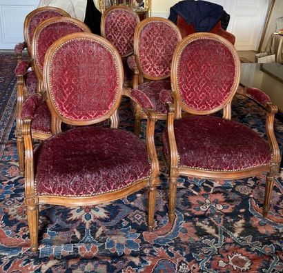 Suite de 6 fauteuils en bois naturel d'époque Louis XVI. Six Estampillés N, COURTOIS...