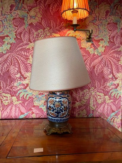  Paire de vases balustres en porcelaine à décor IMARI monté en lampe à décor floral...