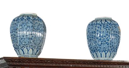  Paire de vases à panses côtelés en faîence de DELFT à décor floral blanc et bleu....