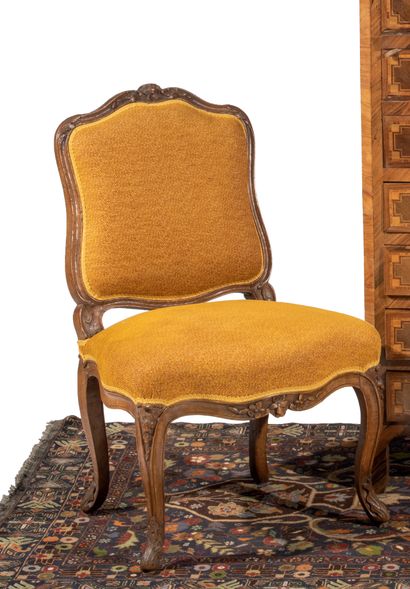  Chaise en bois naturel ; les pieds galbés. Recouverte de velours jaune Louis XV...