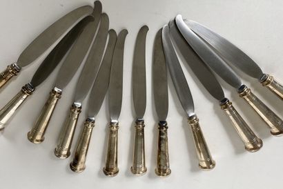  Série de 12 couteaux à fromage en métal argenté, les manches tronconiques