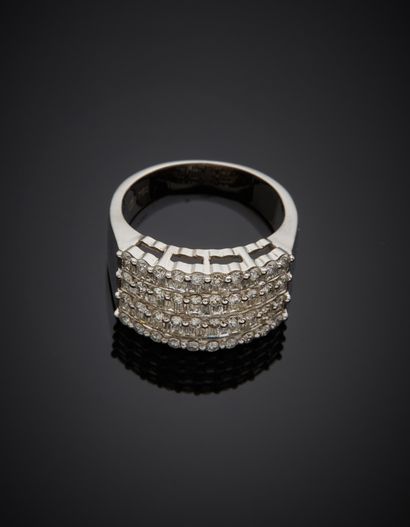  BAGUE «bandeau» en or gris (750‰) serti de quatre ali- gnements de diamants taille...