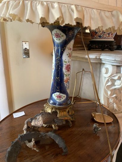  Lampe en porcelaine de Bayeux dans le goût Chinois. Hauteur : 30 cm