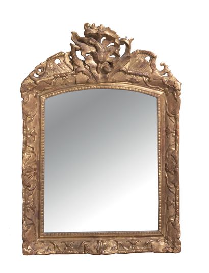  Miroir en bois doré à décor sculpté de coquille et feuillage XVIIIème 85 x 58 c...