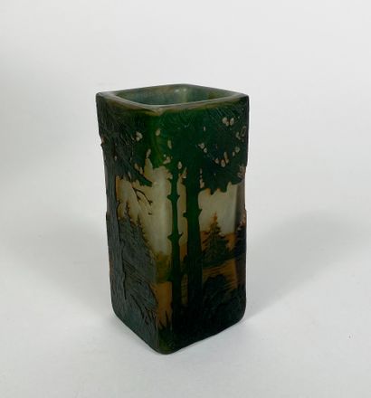 DAUM Vase carré en verre multicouches à décor gravé à l'acide d'un paysage forestier...