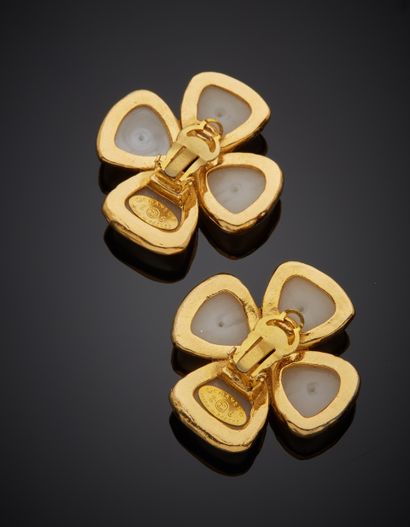 CHANEL Pair of EAR CLIPS "flowers" in gilded metal, adorned with four cabochons of...