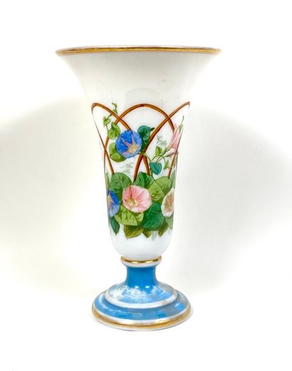 Vase en opaline XIXéme à décor de liserons...