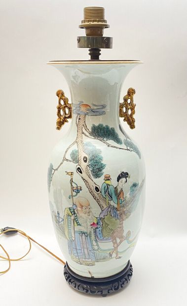CHINE. Grand vase en porcelaine à décor de...