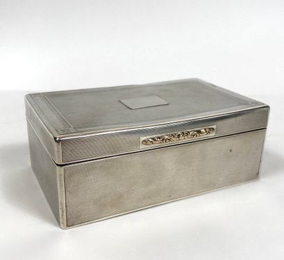 Une boîte en métal anglais à fond amati (légers...