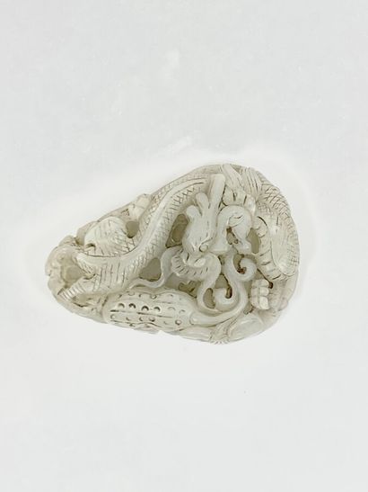 Plaque en jade sculpté figurant un dragon...