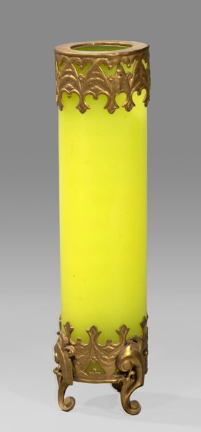 Vase soliflore cylindrique en opaline jaune...