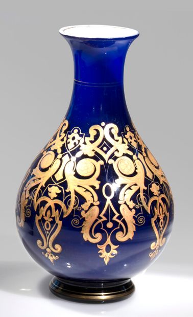 Clichy.Vase balustre en émail bleu de Sèvres...
