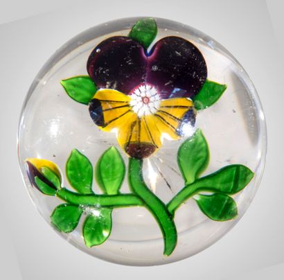 Baccarat. Paperweight decorated with a pansy...