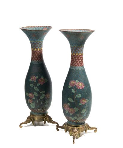Paire de vases chinois de forme piriforme...