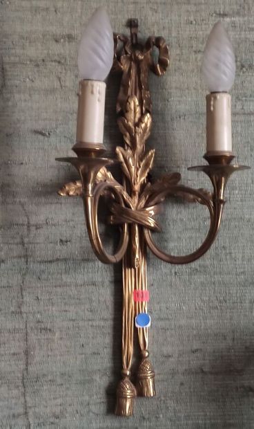  Paire d'appliques « au cor de chasse » à deux lumières en bronze ciselé et doré,...
