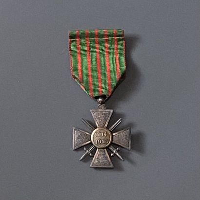 FRANCE - Lot de deux : 
-une Croix de Guerre...