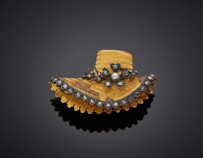  BROCHE « chapeau de paille » en vannerie d'or jaune (750‰) et argent (min. 800‰)...