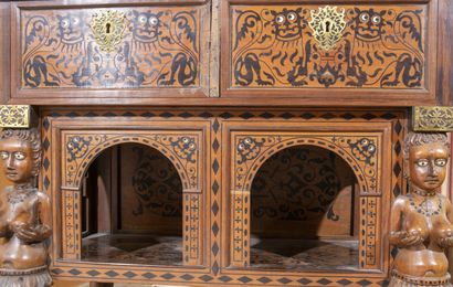  Cabinet marqueté en intarsia de lions couronnés en ébène sur fond de teck ; de forme...