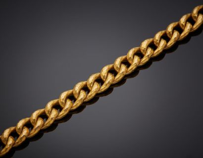 Yellow gold (750‰) hammered chain bracelet, with a curb chain link. 
French work,...