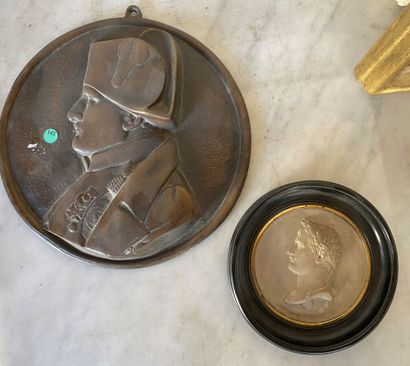 Médaillon en bronze Napoléon de profil et...