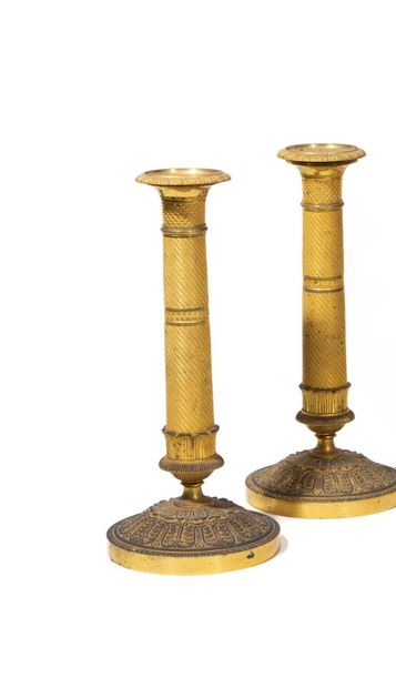  Paire de flambeaux en bronze doré orné de palmettes, XIXème siècle On joint: Une...