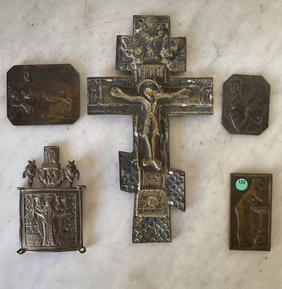 Lot de trois plaques en bronze, crucifix...