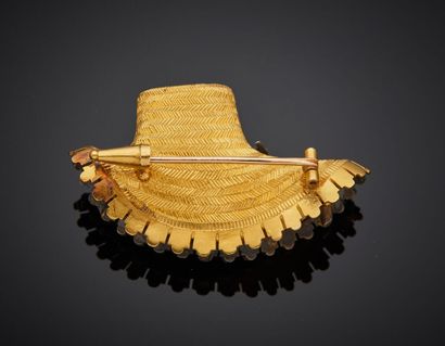  BROCHE « chapeau de paille » en vannerie d'or jaune (750‰) et argent (min. 800‰)...